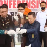 Kapolres Sigi, AKBP Reja Simanjuntak (kedua kiri) memasukkan sabu ke dalam wadah untuk dimusnahkan di Mapolres Sigi, Senin (28/10/2024). (Foto: Humas Polres Sigi)