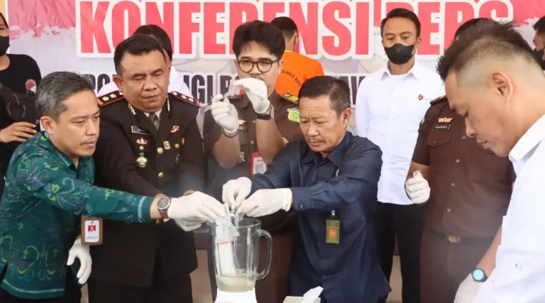 Kapolres Sigi, AKBP Reja Simanjuntak (kedua kiri) memasukkan sabu ke dalam wadah untuk dimusnahkan di Mapolres Sigi, Senin (28/10/2024). (Foto: Humas Polres Sigi)