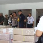 Pengamanan surat suara Pilkada Serentak saat tiba di Bandara MUtiara SIs Aljufri Palu, Jumat (18/10/2024). (Foto: Humas Polresta Palu)