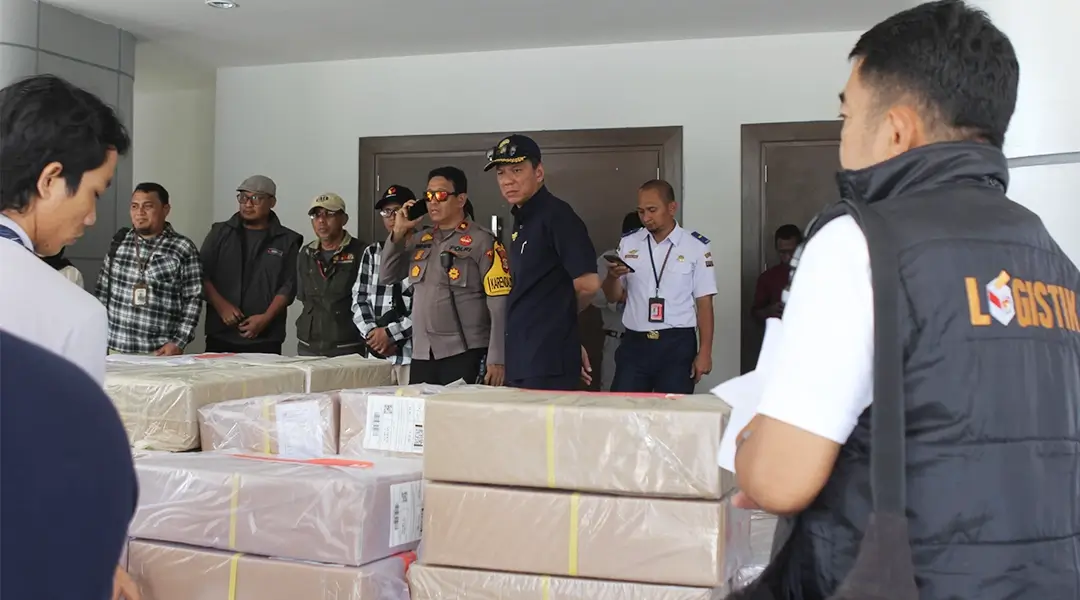 Pengamanan surat suara Pilkada Serentak saat tiba di Bandara MUtiara SIs Aljufri Palu, Jumat (18/10/2024). (Foto: Humas Polresta Palu)
