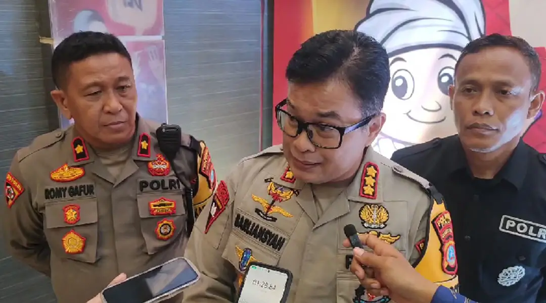 Kapolresta Palu, Kombes Pol Barliansyah (tengah) memberikan keterangan tentang kondisi keamanan pada pelaksanaan debat pertama Pilkada Kota Palu di Palu, Senin (21/10/2024) malam. (Foto: Humas Polresta Palu)
