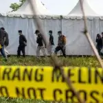 Sejumlah petugas, keluarga, dan pengacara keluarga BA berjalan menuju lokasi ekshumasi di Pekuburan Duyu, Palu, Jumat (4/10/2024). (Foto: bmzIMAGES/Basri Marzuki)