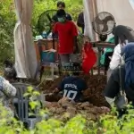 Anggota Komisi Kepolisian Nasional (Kompolnas) Poengky Indarti (kiri membelakang) menyaksikan proses ekshumasi atau pembongkaran kubur almarhum Bayu Adhitiyawan di pekuburan Kelurahan Duyu, Palu, Sulawesi Tengah, Jumat (4/10/2024). (Foto: bmzIMAGES/Basri Marzuki)