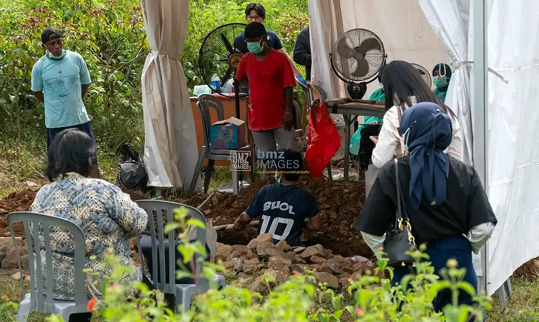 Anggota Komisi Kepolisian Nasional (Kompolnas) Poengky Indarti (kiri membelakang) menyaksikan proses ekshumasi atau pembongkaran kubur almarhum Bayu Adhitiyawan di pekuburan Kelurahan Duyu, Palu, Sulawesi Tengah, Jumat (4/10/2024). (Foto: bmzIMAGES/Basri Marzuki)