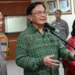 Sekretaris Komisi Kepolisian Nasional (Kompolnas) Benny Jozua Mamot (tengah) didampingi anggota Kompolnas Poengky Indarti (kanan), dan Kapolda Sulteng Irjen Pol Agus Nugroho (kiri) memberikan keterangan kepada wartawan di Mapolresta Palu, Selasa (1/10/2024). (bmzIMAGES/Basri Marzuki)