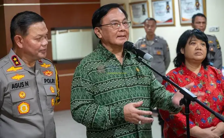 Sekretaris Komisi Kepolisian Nasional (Kompolnas) Benny Jozua Mamot (tengah) didampingi anggota Kompolnas Poengky Indarti (kanan), dan Kapolda Sulteng Irjen Pol Agus Nugroho (kiri) memberikan keterangan kepada wartawan di Mapolresta Palu, Selasa (1/10/2024). (bmzIMAGES/Basri Marzuki)