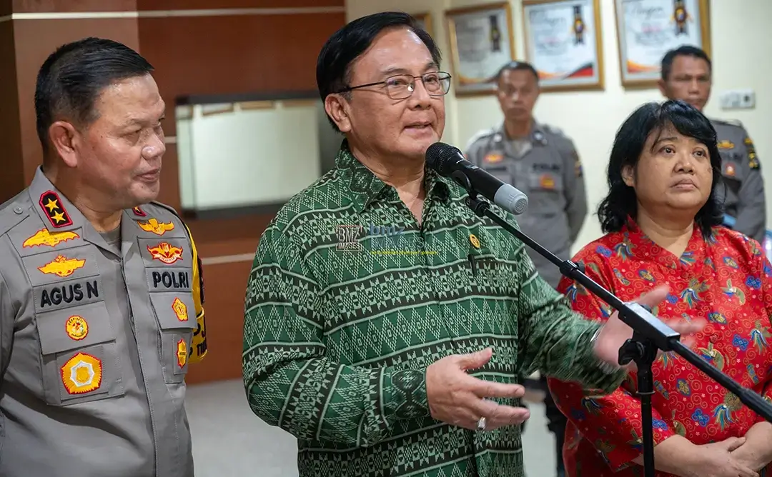 Sekretaris Komisi Kepolisian Nasional (Kompolnas) Benny Jozua Mamot (tengah) didampingi anggota Kompolnas Poengky Indarti (kanan), dan Kapolda Sulteng Irjen Pol Agus Nugroho (kiri) memberikan keterangan kepada wartawan di Mapolresta Palu, Selasa (1/10/2024). (bmzIMAGES/Basri Marzuki)