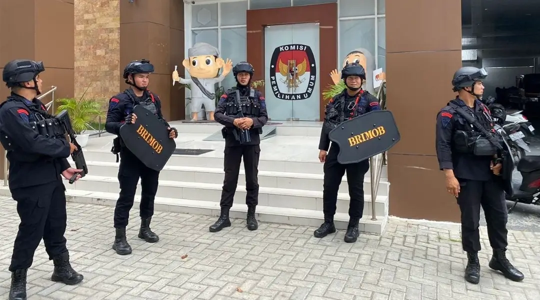 Personel Satgas TIndak Brimob yang diBKO berada di Kantor KPU Palu. (Foto: Humas Polresta Palu)