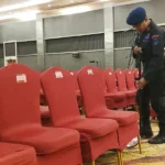 Tim Jbimo melakukan sterilisasi di lokasi debat publik Pilwakot Palu, Senin (21/10/2024). (Foto: Humas Polresta Palu)