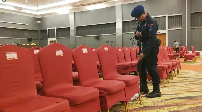 Tim Jbimo melakukan sterilisasi di lokasi debat publik Pilwakot Palu, Senin (21/10/2024). (Foto: Humas Polresta Palu)