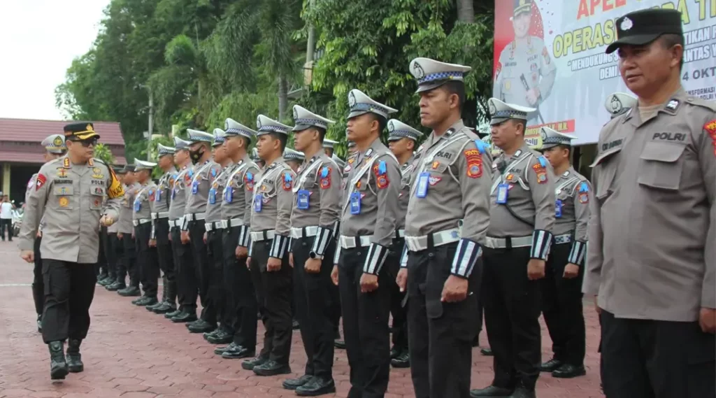 Kapolresta Palu, Kombes Pol Barliansyah memeriksa pasukan pada apel dalam rangka Operasi Zebra Tinombala 2024 di Maporlesta Palu, Senin (14/10/2024). (Foto: Humas Polresta Palu)