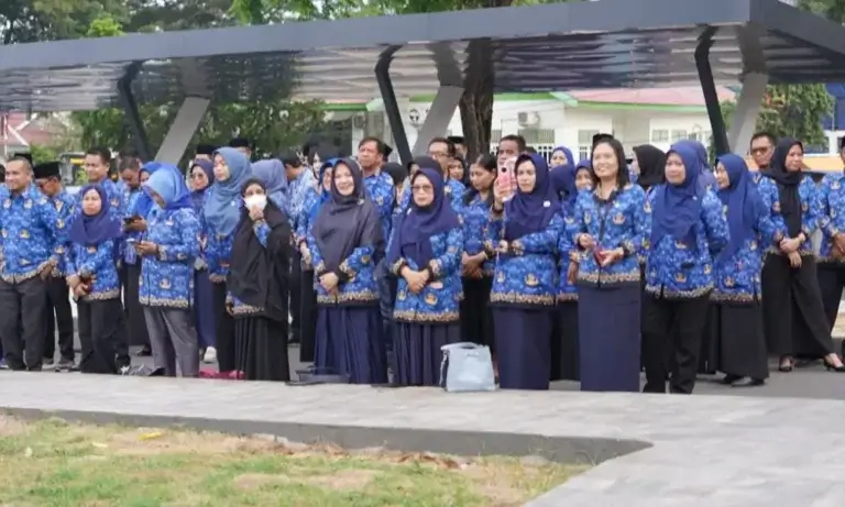 Sejulah ASN mengikui upacara peringatan Hari Kesaktian Pancasila di halaman Kantor Wali Kota Palu, Selasa(1/10/2024). (Foto: Prokopim Setda Kota Palu/Iwan)