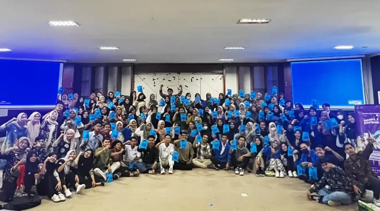Foto bersama peserta Sekolah Kebangsaan Tuans Nalar 3.0 di Untad, Senin (26/10/2024). (Foto: ist)