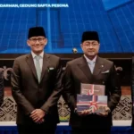 Sandiaga Uno (kedua kanan) pada sertijab kepada Menteri Pariwisata Widiyanti Putri (kiri) dan Menteri Ekonomi Kreatif Teuku Riefky Hasya (kedua kiri) di Jakarta, Senin (21/10/2024). (Foto: Kemenparekraf)