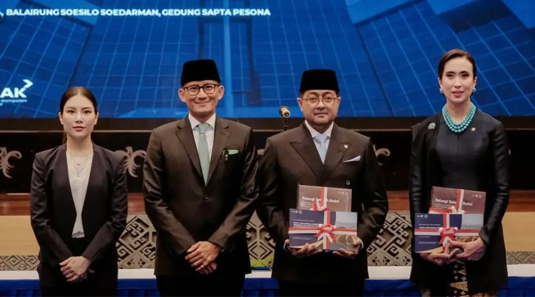 Sandiaga Uno (kedua kanan) pada sertijab kepada Menteri Pariwisata Widiyanti Putri (kiri) dan Menteri Ekonomi Kreatif Teuku Riefky Hasya (kedua kiri) di Jakarta, Senin (21/10/2024). (Foto: Kemenparekraf)