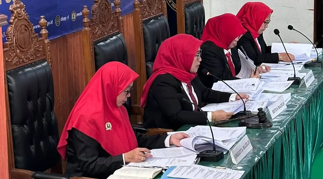 DKPP RI melaksanakan dugaan pelanggaran kode etik KPU Poso di Kantor Bawaslu Sulteng, Selasa (29/10/2024). (Foto: ist)