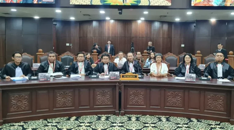Para pemohon uji formil UU KSDAHE pada sidang pemeriksaan pendahuluan oleh MK RI d i Jakarta, Senin (7/10/2024). (Foto: KUKB)