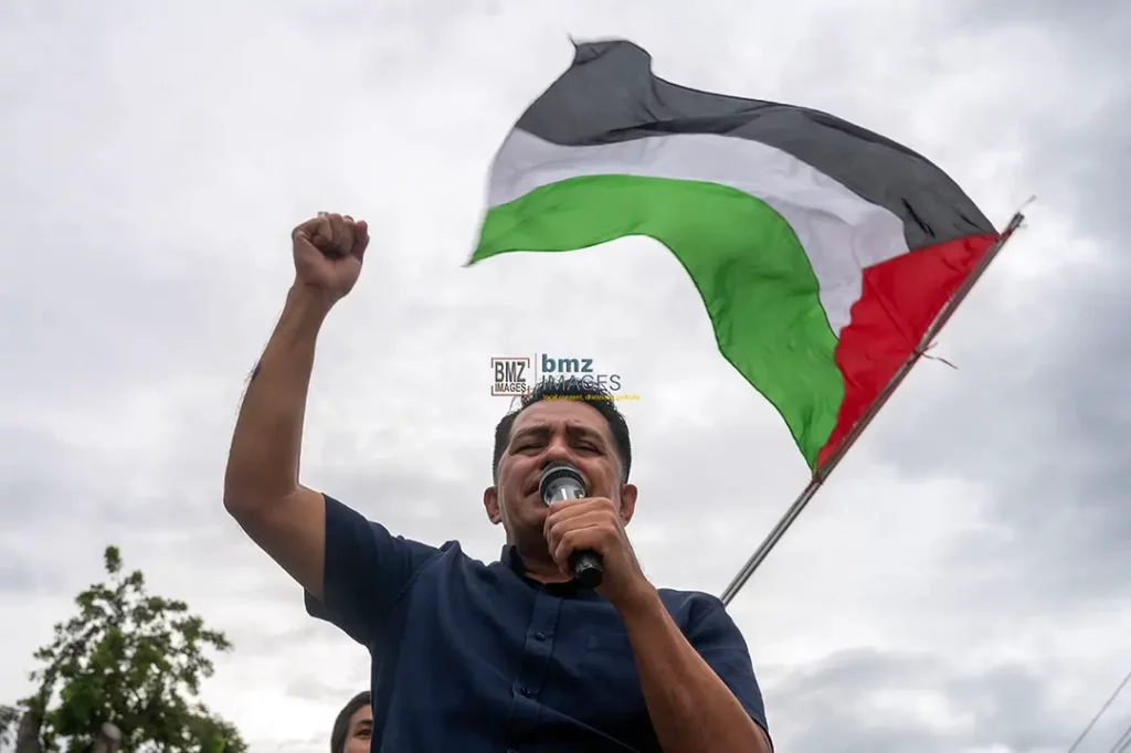 Aktivis Mahasiswa Islam Indonesia (HMI) Palu berorasi saat menggelar aksi solidairtas untuk rakyat Palestina di Tugu Nol Kilometer, Palu, Jumat (18/10/2024). (Foto: bmzIMAGES/Basri Marzuki)