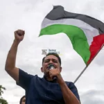 Aktivis Mahasiswa Islam Indonesia (HMI) Palu berorasi saat menggelar aksi solidairtas untuk rakyat Palestina di Tugu Nol Kilometer, Palu, Jumat (18/10/2024). (Foto: bmzIMAGES/Basri Marzuki)