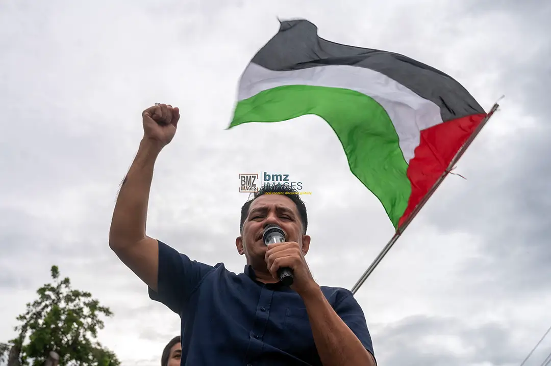 Aktivis Mahasiswa Islam Indonesia (HMI) Palu berorasi saat menggelar aksi solidairtas untuk rakyat Palestina di Tugu Nol Kilometer, Palu, Jumat (18/10/2024). (Foto: bmzIMAGES/Basri Marzuki)