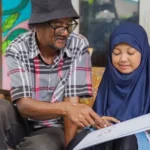 Ilustrasi seorang ayah dan anak perempuannya sedang bercerita hasil gambar yang dibuatnya. (Foto: Save the Children Indonesia)
