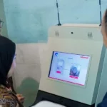 Ujicoba teknologi face recognition pada registrasi kartu prabayar di GraPARI Telkomsel. (Foto: Telkomsel)