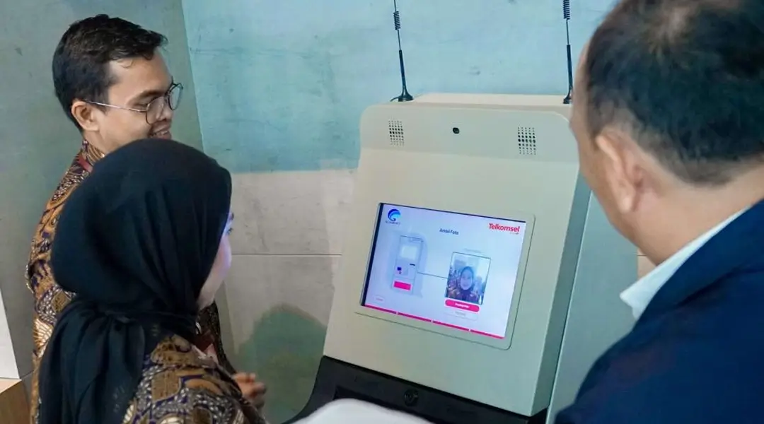 Ujicoba teknologi face recognition pada registrasi kartu prabayar di GraPARI Telkomsel. (Foto: Telkomsel)