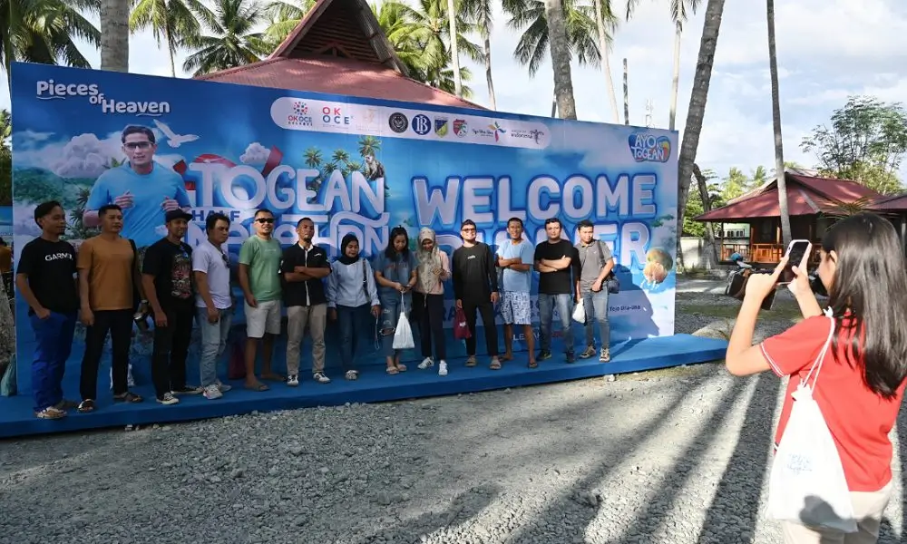 Sejumlah peserta berfoto di photobooth Togean Half Marathon 2024 di Kabupaten Tojo Unauna, Sabtu (12/10/2024). (Foto: bmzIMAGES/Basri Marzuki)
