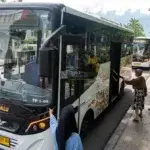 Warga menaiki bus Trans Palu yang baru dioperasionalkan di Bus Stop Taman GOR Palu, Sulawesi Tengah, Selasa (1/10/2024). (bmzIMAGES/Basri Marzuki)