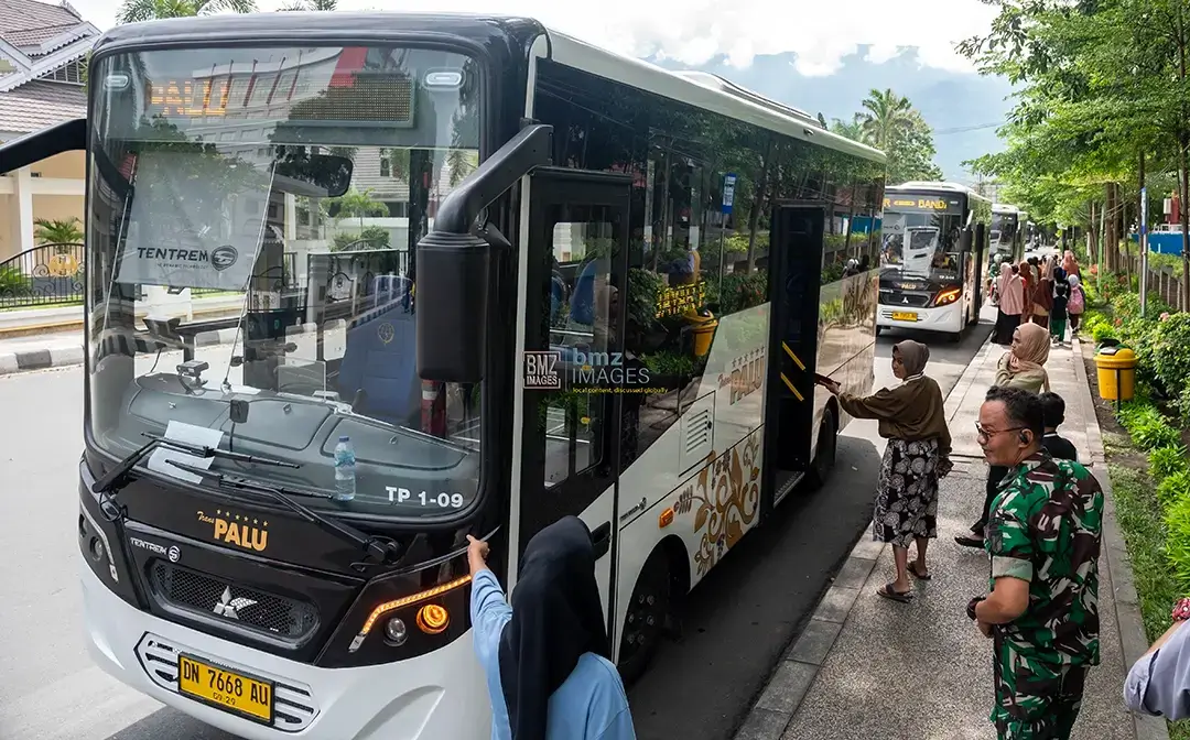 Warga menaiki bus Trans Palu yang baru dioperasionalkan di Bus Stop Taman GOR Palu, Sulawesi Tengah, Selasa (1/10/2024). (bmzIMAGES/Basri Marzuki)