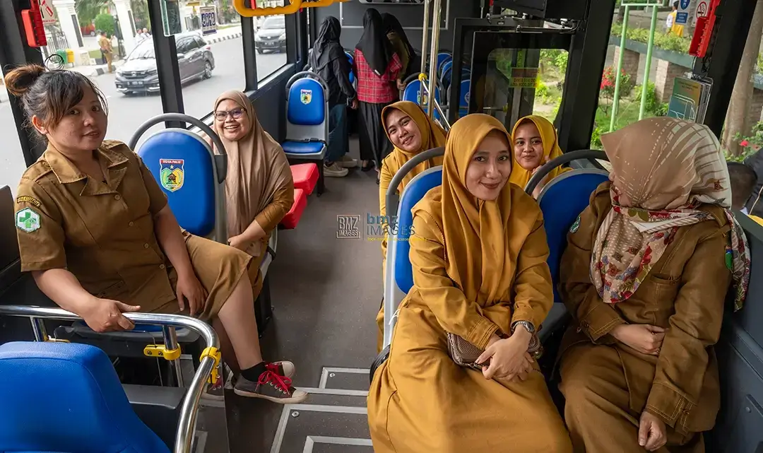 Warga menumpang di bus Trans Palu yang baru dioperasionalkan di Palu, Sulawesi Tengah, Selasa (1/10/2024). (bmzIMAGES/Basri Marzuki)
