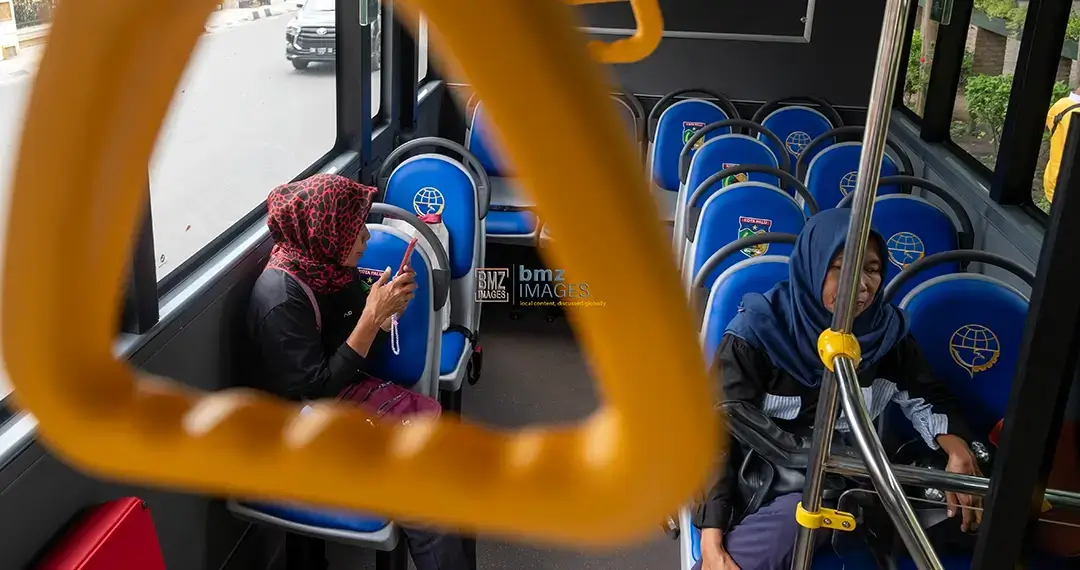 Warga menumpang di bus Trans Palu yang baru dioperasionalkan di Palu, Sulawesi Tengah, Selasa (1/10/2024). (bmzIMAGES/Basri Marzuki)