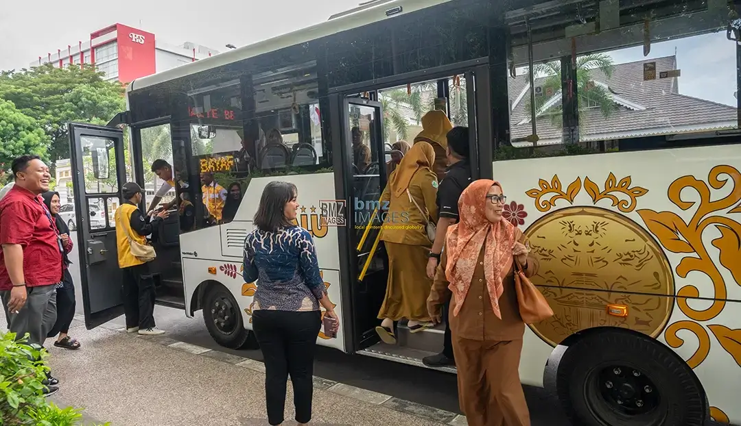 Warga menaiki bus Trans Palu yang baru dioperasionalkan di Bus Stop Taman GOR Palu, Sulawesi Tengah, Selasa (1/10/2024). (bmzIMAGES/Basri Marzuki)
