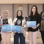 Dwi Faiz, Head of Programmes, UN Women Indonesia dan Bram Djaafara, Chief of Alterra Academy bersama tiga peserta terbaik dari program Digital Sheroes. (Foto: UN Women Indonesia)