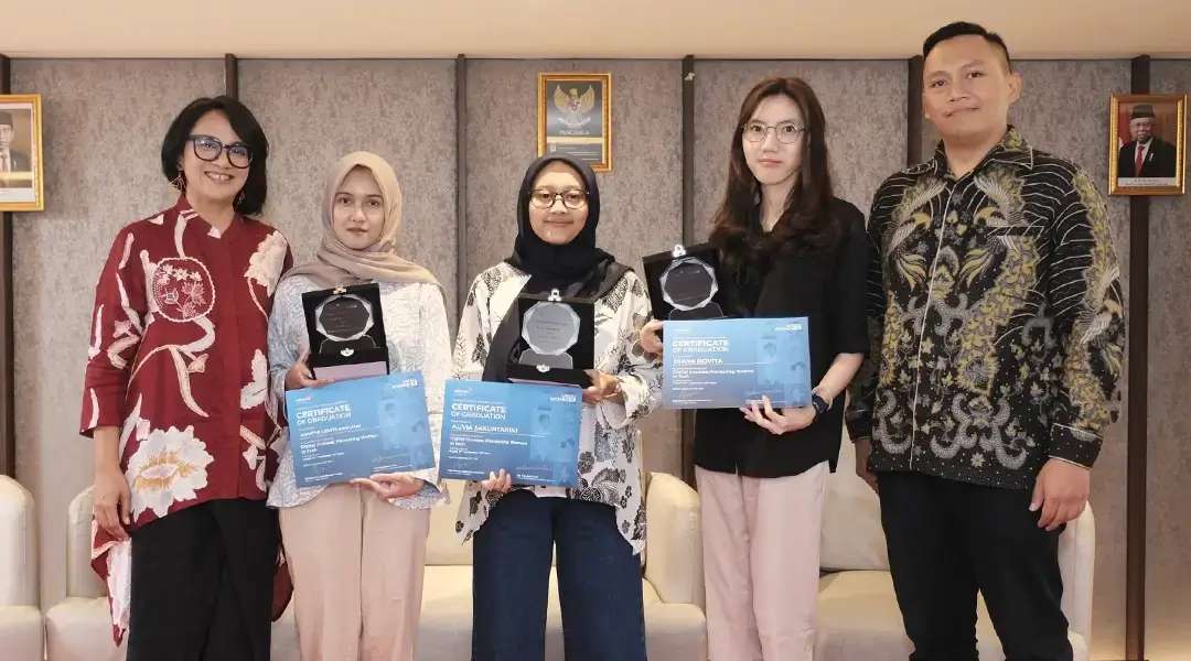 Dwi Faiz, Head of Programmes, UN Women Indonesia dan Bram Djaafara, Chief of Alterra Academy bersama tiga peserta terbaik dari program Digital Sheroes. (Foto: UN Women Indonesia)