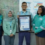 Karyawan menunjukkan sertifkat penghargaan atas keseriusan PT Vale dalam penanggulangan penyakit Aids, Tuberkulosis dan Malaria. (foto: HO-PT Vale Indonesia)