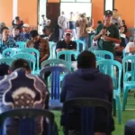 Warga menyampaikan pendapatnya pada dialog yang digelar PT Vale Indonesia terkait rencana ekslorasi Blok Tanamalia di Desa Loeha, Luwuk TImur, Kamis (3/10/2024). (Foto: Pt Vale Indonesia)