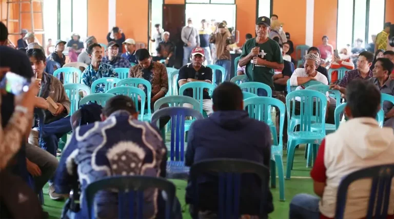 Warga menyampaikan pendapatnya pada dialog yang digelar PT Vale Indonesia terkait rencana ekslorasi Blok Tanamalia di Desa Loeha, Luwuk TImur, Kamis (3/10/2024). (Foto: Pt Vale Indonesia)