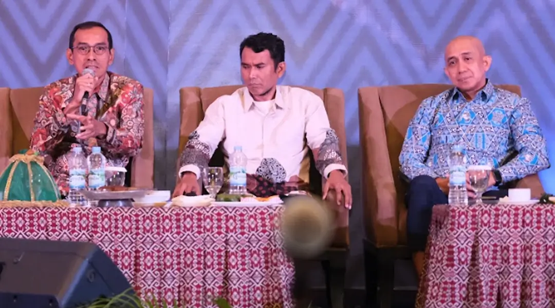 Chief Human Capital Officer (CHCO) PT Vale, Adriansyah Chaniago (kiri) pada diskusi peran pengusaha dalam membangun perekonomian Sulsel di Makassar. (Foto: PT Vale Indonesia)