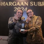 Chief Sustainability & Corporate Affairs Officer PT Vale Indonesia, Bernardus Irmanto (kanan) menunjukkan tropi Subroto Award 2024 usai diteria di Jakarta, Kamis (10/10/2024). (Foto: PT Vale Indonesia)