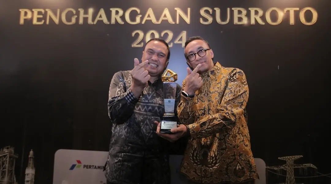 Chief Sustainability & Corporate Affairs Officer PT Vale Indonesia, Bernardus Irmanto (kanan) menunjukkan tropi Subroto Award 2024 usai diteria di Jakarta, Kamis (10/10/2024). (Foto: PT Vale Indonesia)