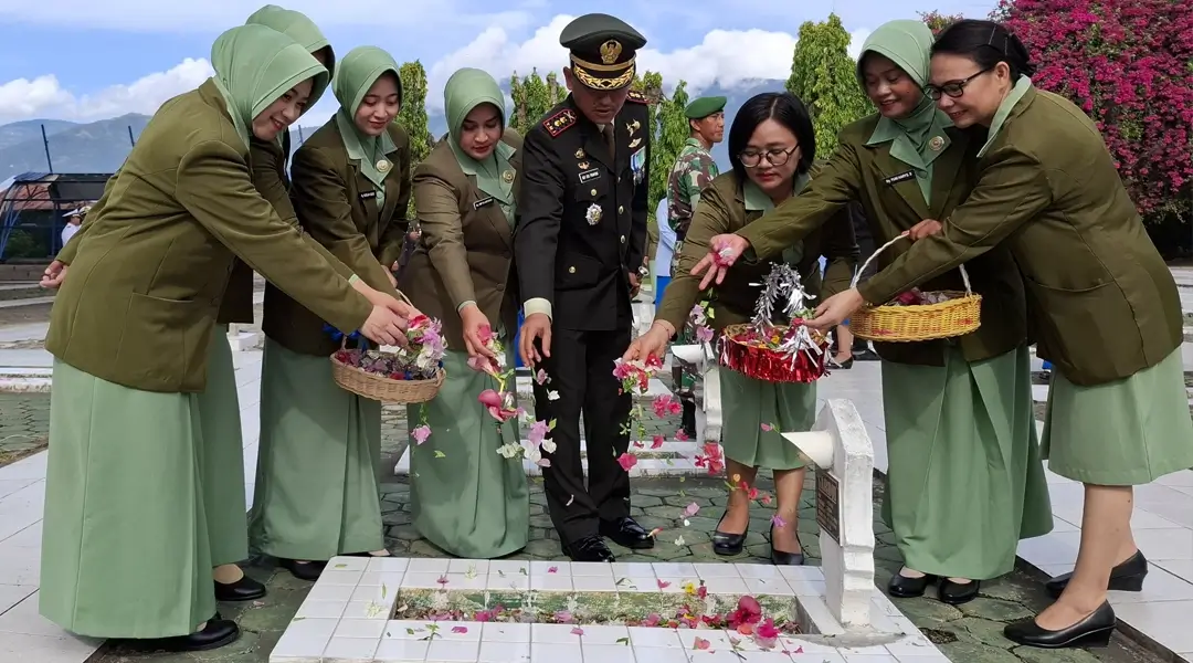 Danyonif 711/Raksatama Letkol Inf Ary Eko Pramono didampingi Ketua Persit KCK Ranting 3 Yonif 711 Mifta Ary Eko Pramono menaburkan bunga di Taman makam Pahlawan Palu, Rabu (9/10/2024). (Foto: Penrem 132/Tdl)