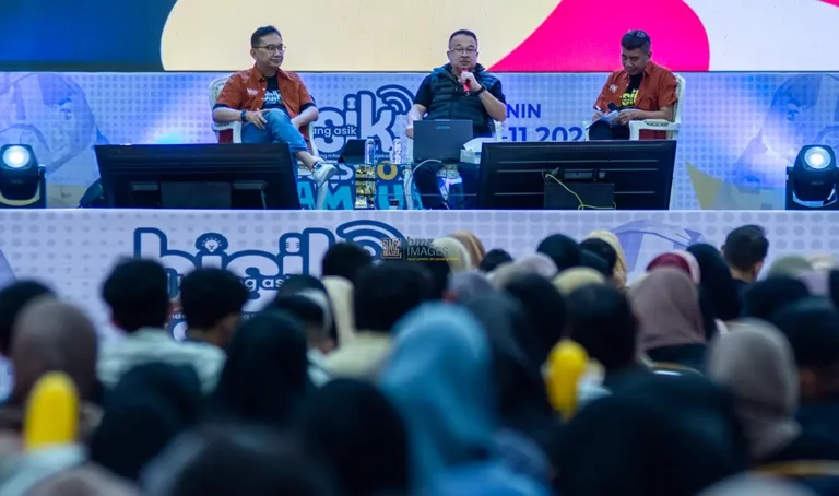 Kepala Perwakilan BI Sulteng Rony Hartawan (kanan) bersama Guru Besar Manajemen Universitas Indonesia Prof Rhenald Khasali (tengah) dan Dosen Universitas Tadulako Prof Nur Sangadji (kiri) menyampaikan materi pada Bincang Asik Goes to Campus di Kampus UIN Datokarama, Palu, Sualwesi Tengah, Senin (11/11/2024). (Foto: bmzIMAGES/Basri Marzuki)