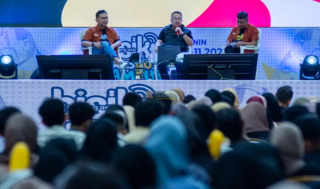 Kepala Perwakilan BI Sulteng Rony Hartawan (kanan) bersama Guru Besar Manajemen Universitas Indonesia Prof Rhenald Khasali (tengah) dan Dosen Universitas Tadulako Prof Nur Sangadji (kiri) menyampaikan materi pada Bincang Asik Goes to Campus di Kampus UIN Datokarama, Palu, Sualwesi Tengah, Senin (11/11/2024). (Foto: bmzIMAGES/Basri Marzuki)