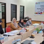 Kepala Balai POM Palu, Mardianto (tengah) menyampaikan materi pada sosialisasi keamanan pangan dan regulasi bagi distributor frozen fod di Palu, Senin (11/11/2024). (Foto: HO-BPOM Palu)
