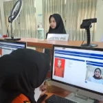 Peserta melakukan registrasi pada seleksi kompetensi dasar Basarnas Palu, Kamis (14/11/2024). (Foto: Humas Basarnas Palu)