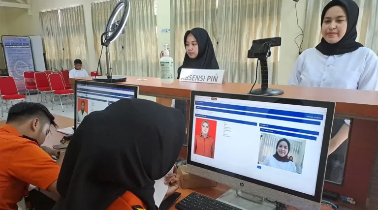 Peserta melakukan registrasi pada seleksi kompetensi dasar Basarnas Palu, Kamis (14/11/2024). (Foto: Humas Basarnas Palu)