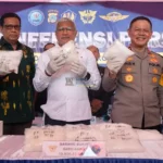 Kepala Badan Narkotika Nasional (BNN) Komjen Pol Marthinus Hukom (tengah) bersama Asisten Pemerintahan Pemprov Sulteng Fakhrudin Yambas ( kedua kiri), Kapolda Sulteng Irjen Pol Agus Nugroho (kedua kanan), Danrem 132 Tadulako Brigjen TNI Deni Gunawan (kanan) dan Kabid Pemberantasan BNN IW Sugiri menunjukkan barang bukti narkoba jenis sabu-sabu dalam konferensi pers di Kantor Bea Cukai Pantoloan, Palu, Sulawlesi Tengah, Kamis (21/11/2024). (Foto: bmzIMAGES/Basri Marzuki)