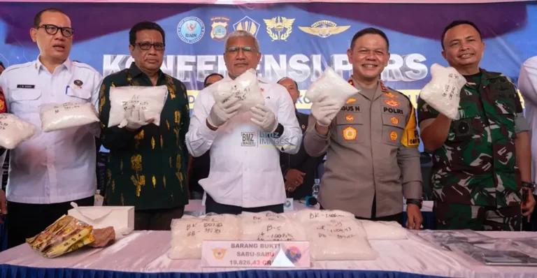 Kepala Badan Narkotika Nasional (BNN) Komjen Pol Marthinus Hukom (tengah) bersama Asisten Pemerintahan Pemprov Sulteng Fakhrudin Yambas ( kedua kiri), Kapolda Sulteng Irjen Pol Agus Nugroho (kedua kanan), Danrem 132 Tadulako Brigjen TNI Deni Gunawan (kanan) dan Kabid Pemberantasan BNN IW Sugiri menunjukkan barang bukti narkoba jenis sabu-sabu dalam konferensi pers di Kantor Bea Cukai Pantoloan, Palu, Sulawlesi Tengah, Kamis (21/11/2024). (Foto: bmzIMAGES/Basri Marzuki)