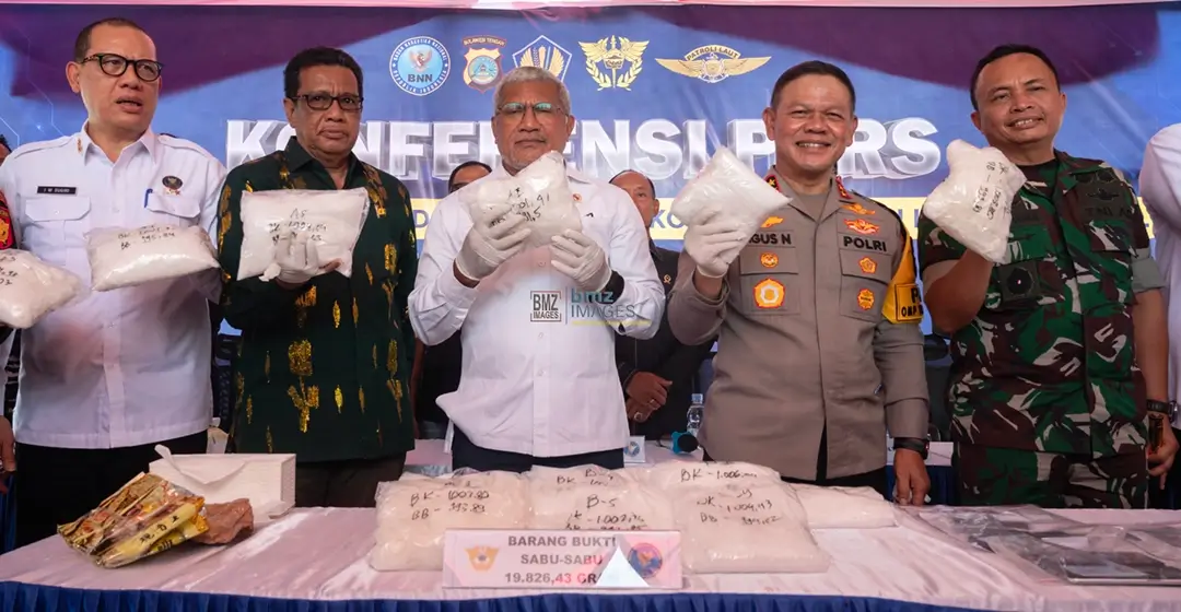 Kepala Badan Narkotika Nasional (BNN) Komjen Pol Marthinus Hukom (tengah) bersama Asisten Pemerintahan Pemprov Sulteng Fakhrudin Yambas ( kedua kiri), Kapolda Sulteng Irjen Pol Agus Nugroho (kedua kanan), Danrem 132 Tadulako Brigjen TNI Deni Gunawan (kanan) dan Kabid Pemberantasan BNN IW Sugiri menunjukkan barang bukti narkoba jenis sabu-sabu dalam konferensi pers di Kantor Bea Cukai Pantoloan, Palu, Sulawlesi Tengah, Kamis (21/11/2024). (Foto: bmzIMAGES/Basri Marzuki)